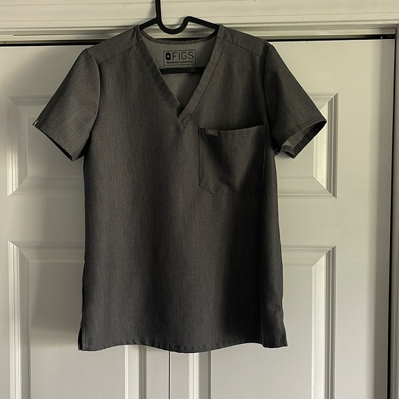 Figs Catarina One Pocket Scrub Top in Graphite Gray - Picture 3 of 5